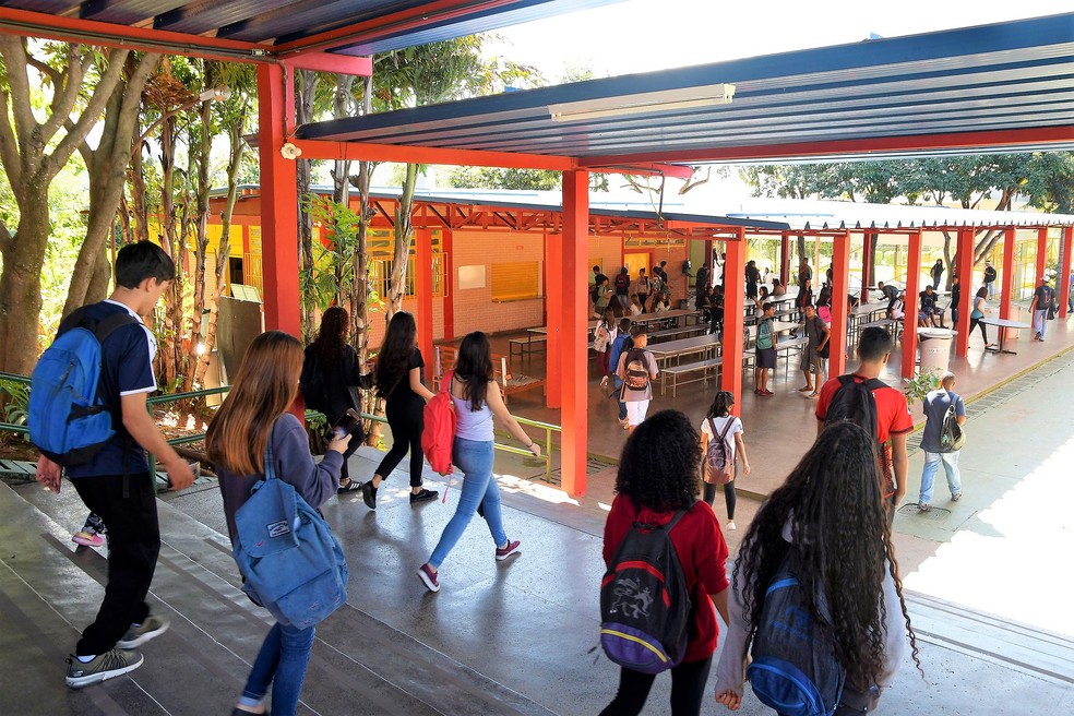 Lei obriga escolas públicas e privadas do DF a comunicarem aos pais entrada e saída de alunos