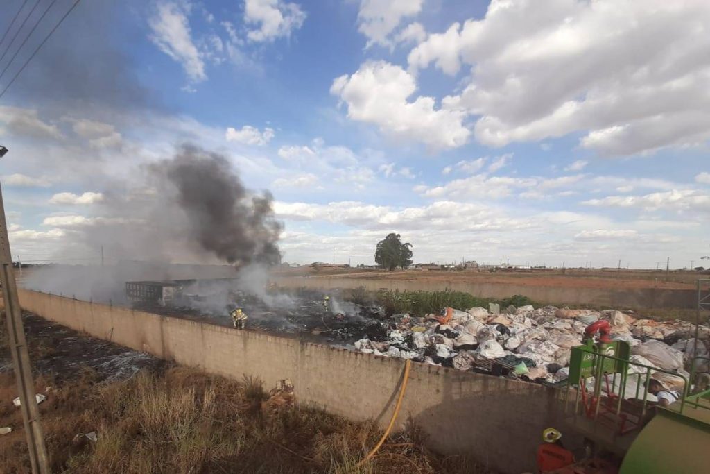 Vídeo. Depósito de materiais recicláveis na BR-251 pega fogo neste domingo