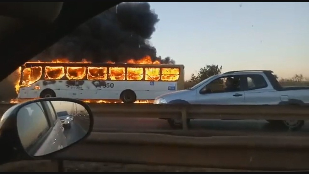 Ônibus com 50 passageiros é incendiado na via Estrutural, no DF;