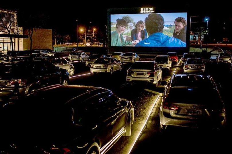 Decreto permite que público saia do carro durante eventos em drive-in no DF