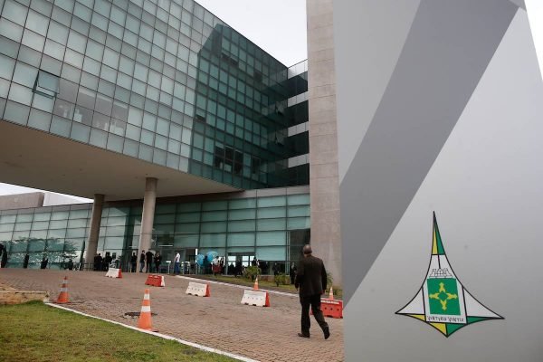 Distritais procuram GDF para adiar desconto previdenciário de servidores